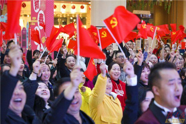 江西出土“墓下墓”，六口棺材整齐排列，1大人5小孩葬在一起